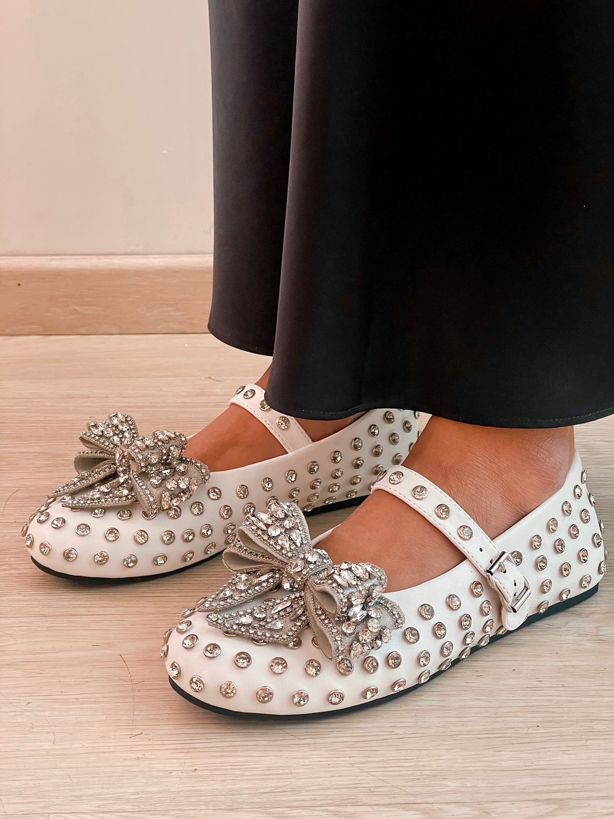 Amina Muaddi Ane ballerina's verfraaid met kristallen Beige