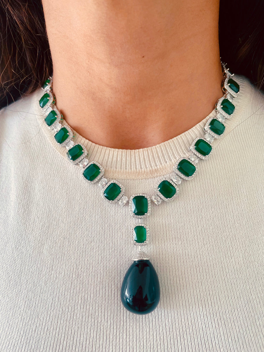 Emerald Cushion gesneden met zirkoondetails en grote smaragdstenen ketting (ketting en oorbellen)