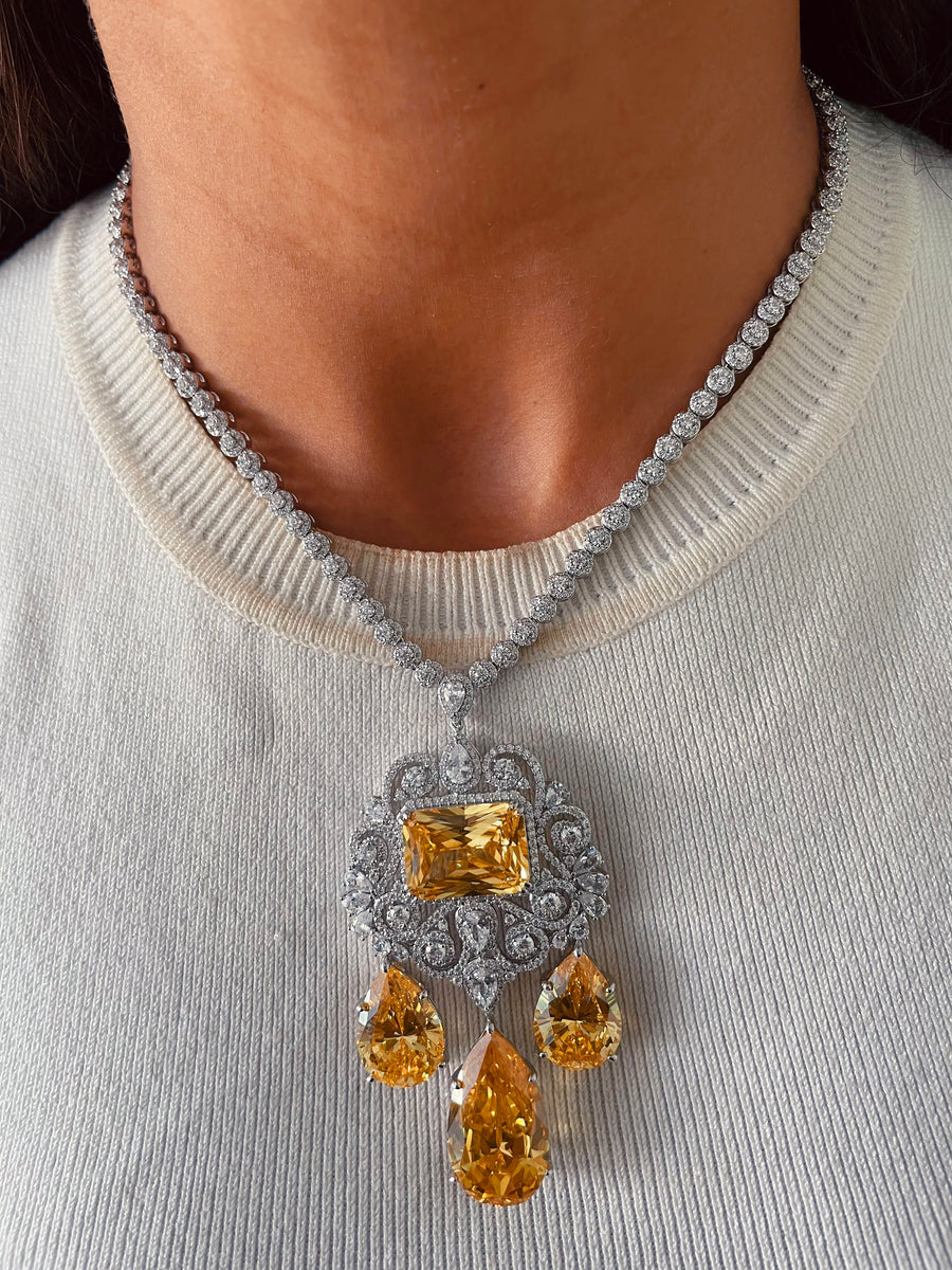 طقم دافوديل سيترين (اقراط وقلادة)