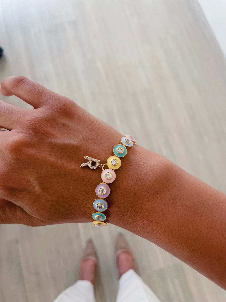 سوار حرف واحد متعدد الألوان مخصصة