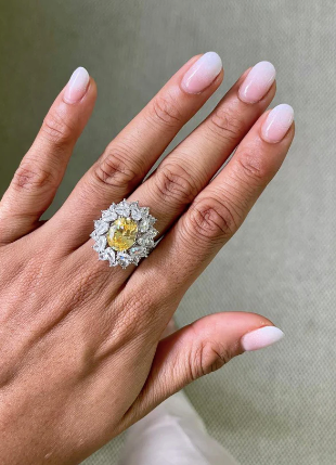 طقم دافوديل سيترين (اقراط وقلادة)