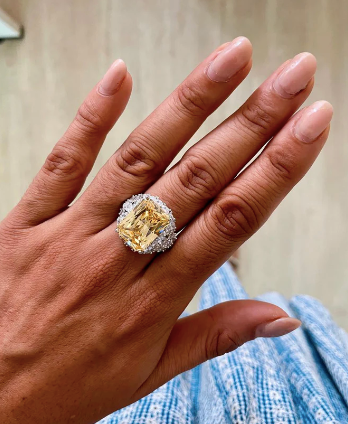 طقم دافوديل سيترين (اقراط وقلادة)